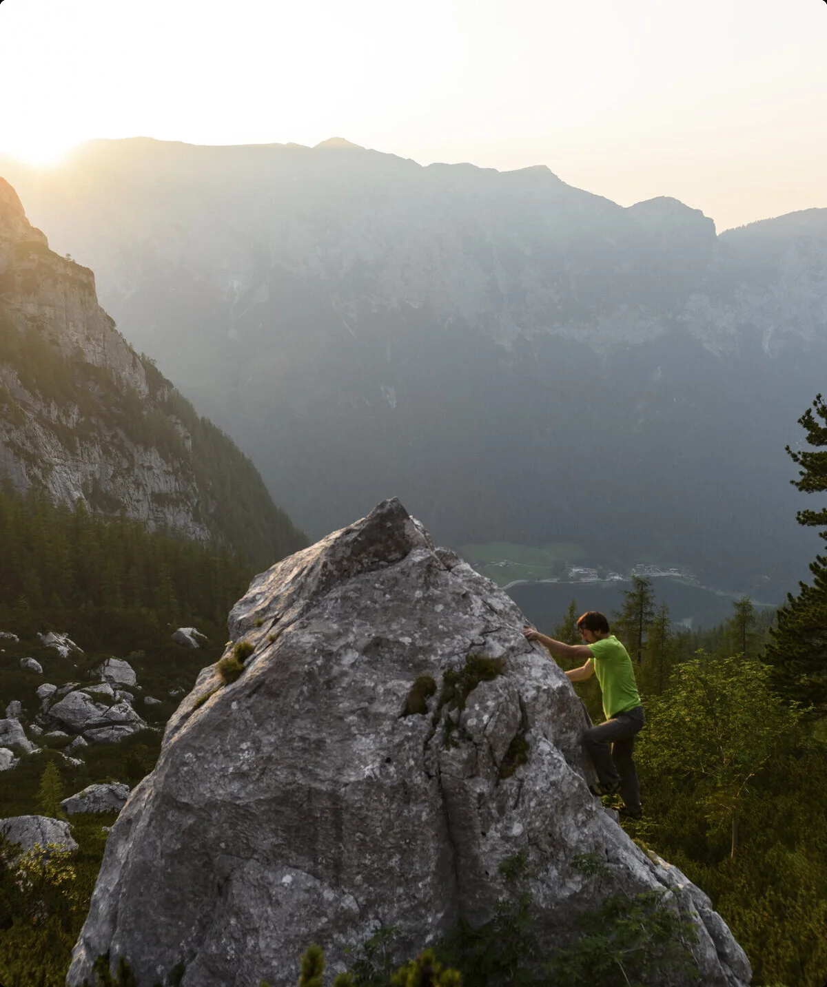 Ein Mann beim Bouldern am Fels. | © DAV/Wolfgang Ehn