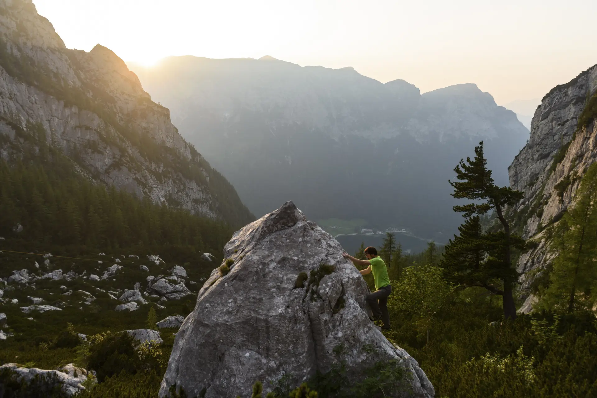 Ein Mann beim Bouldern am Fels. | © DAV/Wolfgang Ehn