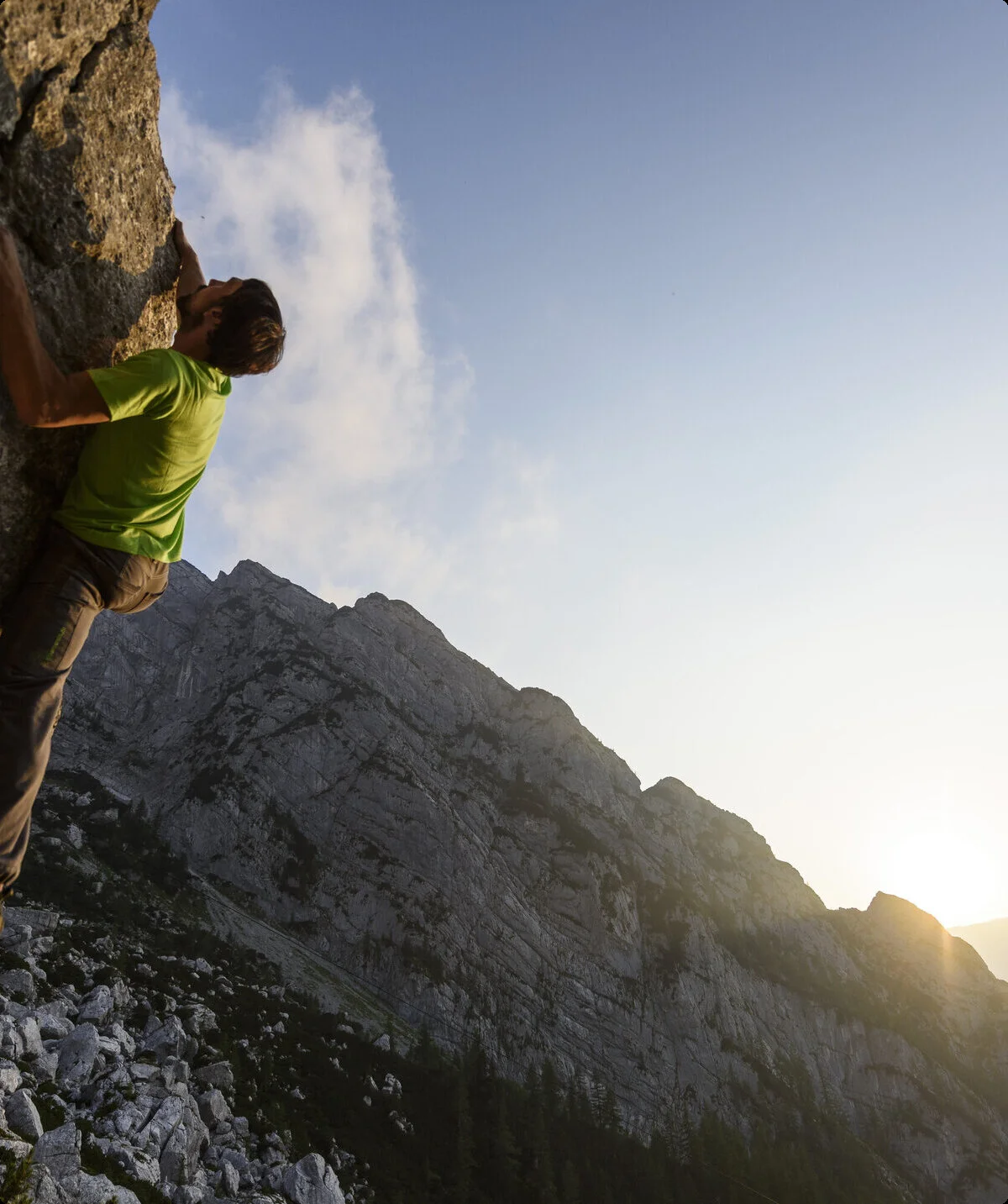 Ein Mann beim Bouldern am Fels im Sonnenuntergang | © DAV/Wolfgang Ehn