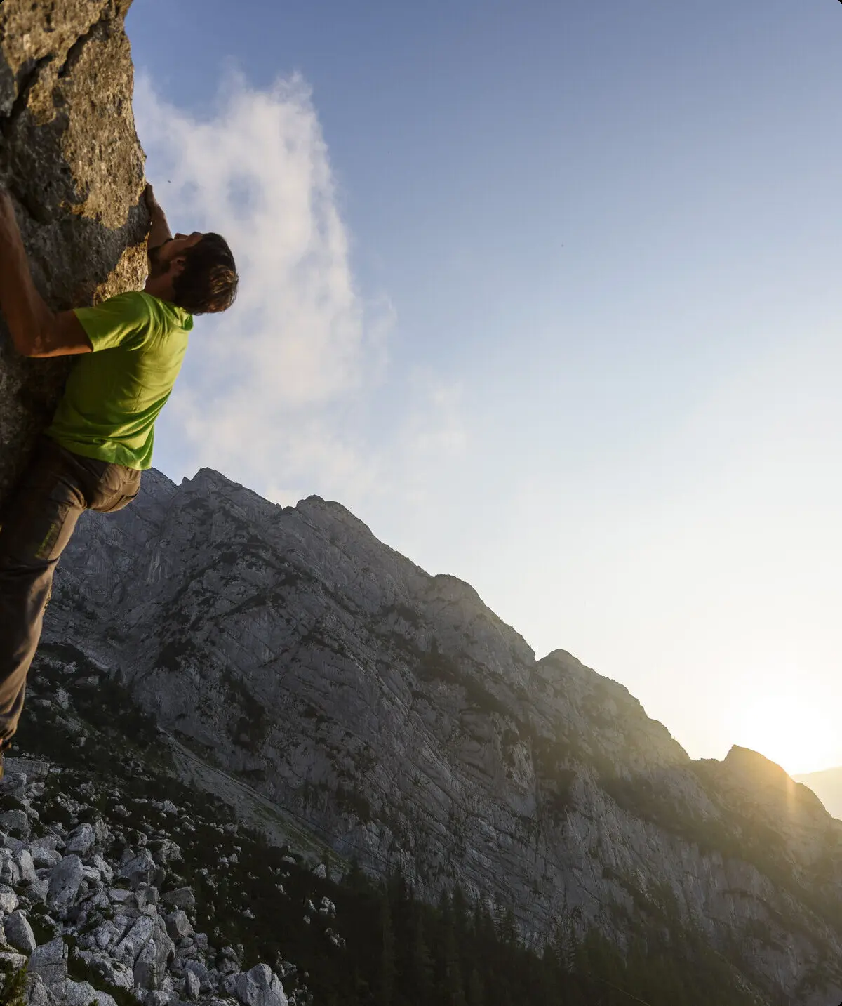 Ein Mann beim Bouldern am Fels im Sonnenuntergang | © DAV/Wolfgang Ehn