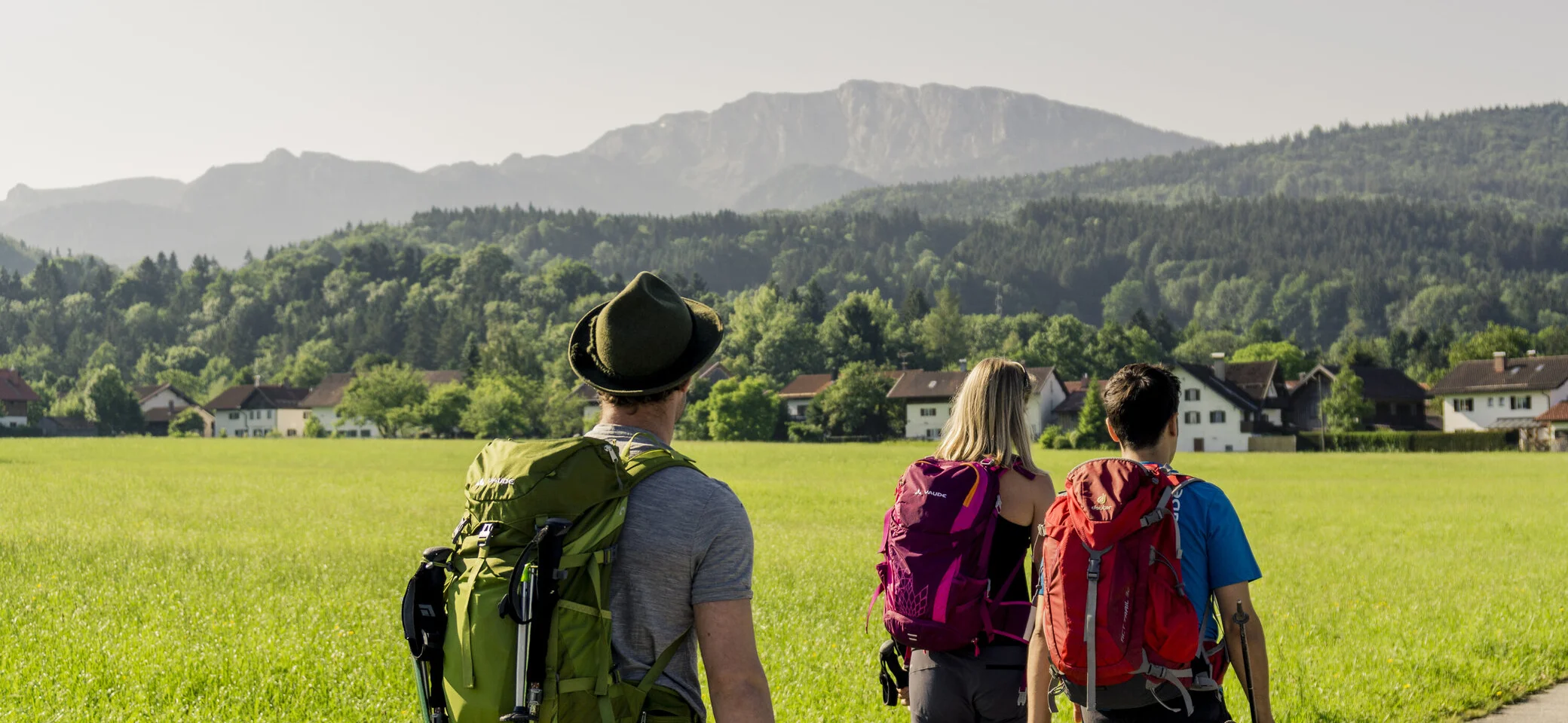Drei Wanderer auf einem Bergpfad in den Chiemgauer Alpen | © DAV/Hans Herbig